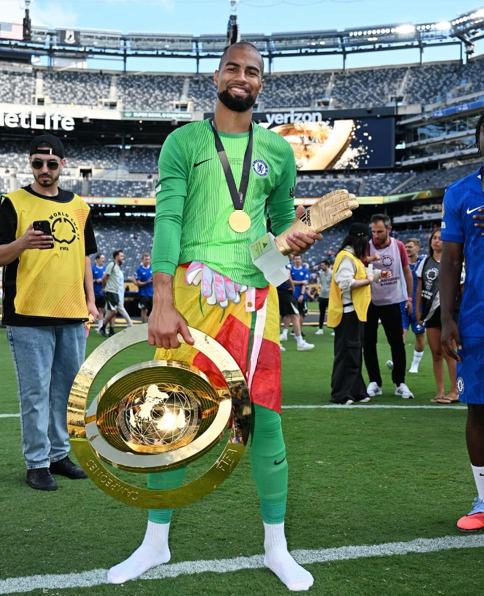 荣耀时刻，罗伯特-桑切斯社媒晒世俱杯冠军奖杯和金手套